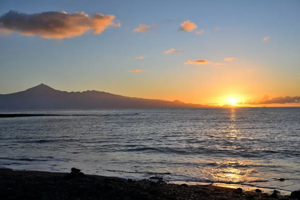 Sonnenaufgang von San Sebastián mit Blick auf Teneriffa und Teide